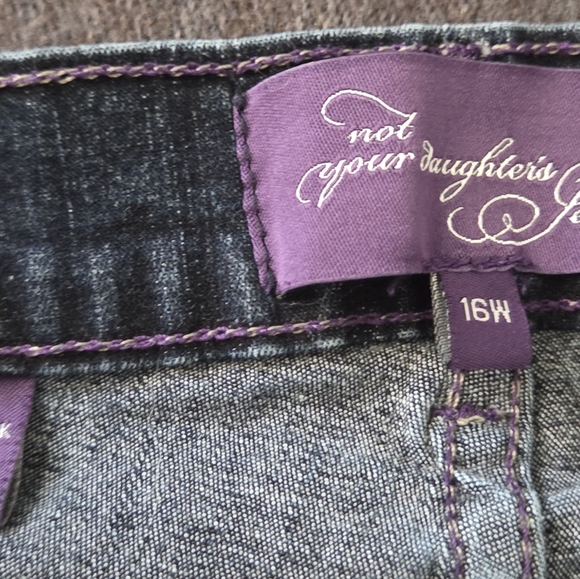 Flattering NYDJ “Not Your Daughter’s Jeans” bootcut denim in a classic dark wash - Picture 4 of 4